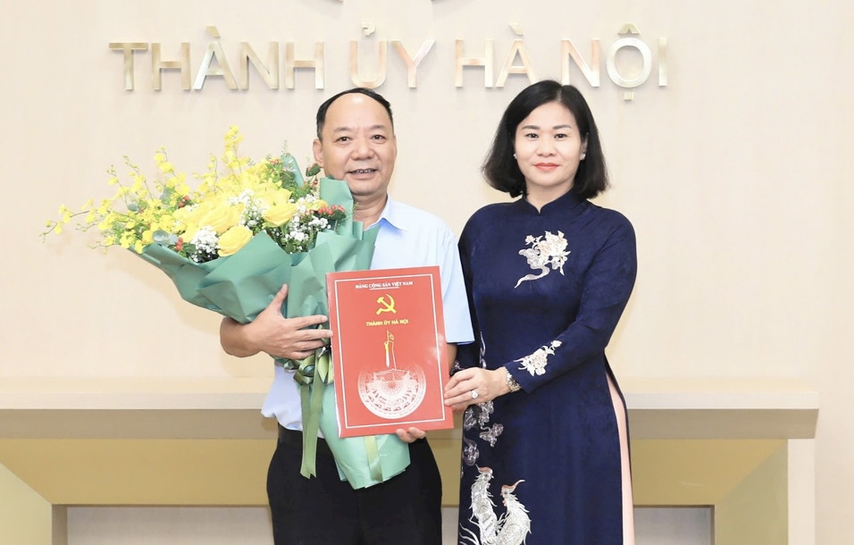 Standing Deputy Secretary of the City Party Committee Nguyen Thi Tuyen presented the retirement decision to comrade Ma Duc Hien.