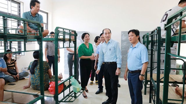 Hanoi Department of Health gives medicine to flood victims in Chuong My