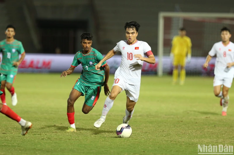 El capitán Cong Phuong dribla con confianza el balón contra el Bangladesh Sub-20. (Foto: SON TUNG)