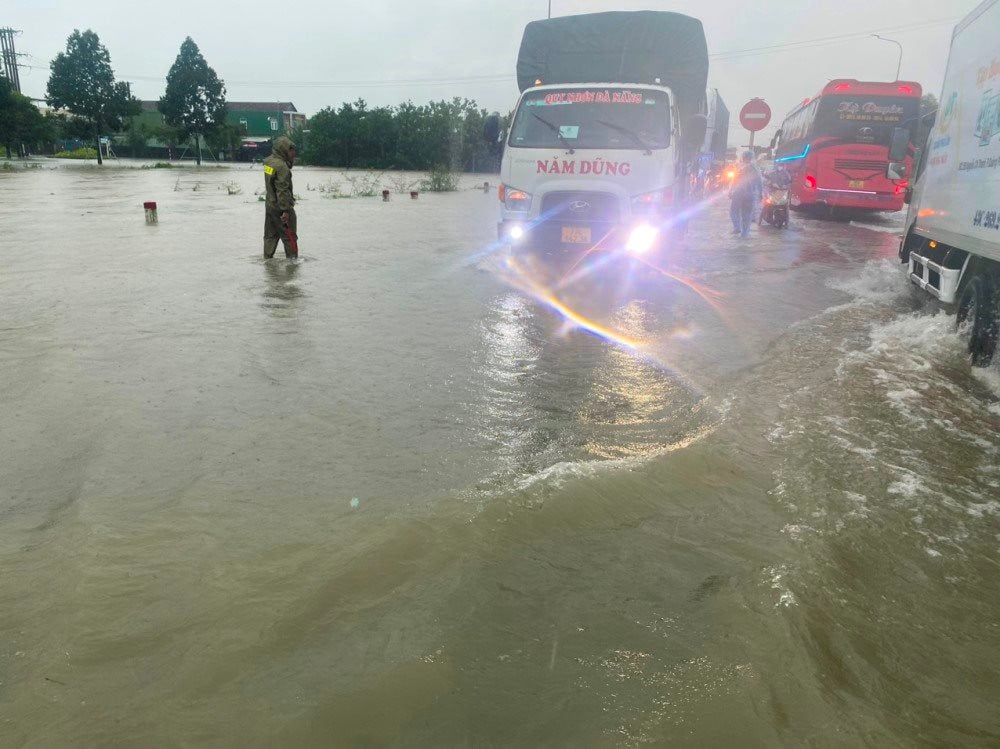 Mưa lớn trên diện rộng gây ngập nhiều nơi