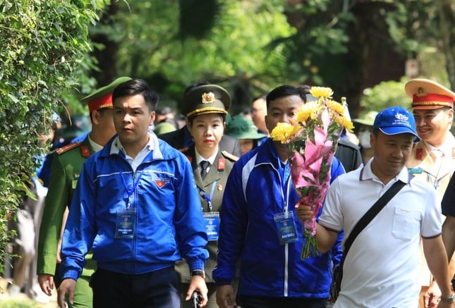 Delegation of Ly Tu Trong Award offered incense to commemorate President Ho Chi Minh photo 8