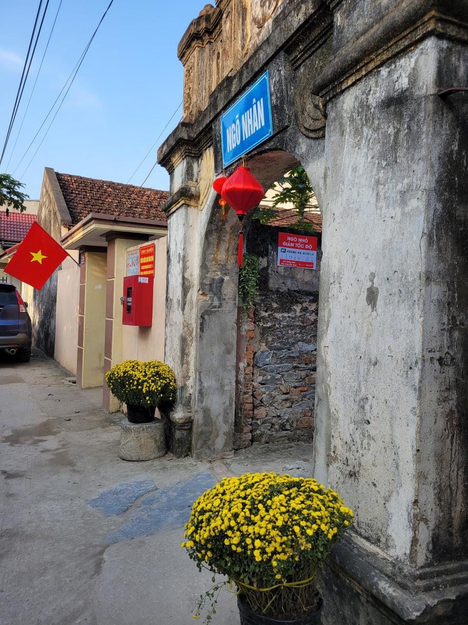 El antiguo pueblo de Dong Son está situado entre majestuosas colinas, frente al río Ma con el heroico puente Ham Rong. Detrás del pueblo se encuentra la montaña Canh Tien y al frente hay campos de arroz fértiles. El pueblo aún conserva algunas casas y callejones antiguos como Nhan, Nghia, Tri, Dung y la carretera principal.