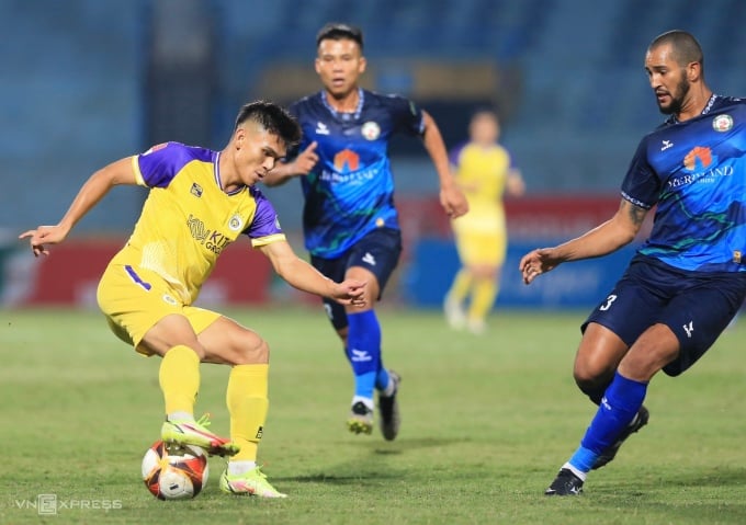 Pham Xuan Manh (in yellow shirt) made a mistake that led to Hanoi FC's loss against Binh Dinh. Photo: Hieu Luong