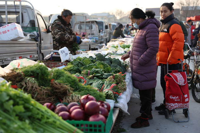 People buy food at a market in Beijing (China) in January 2024. Photo: Reuters