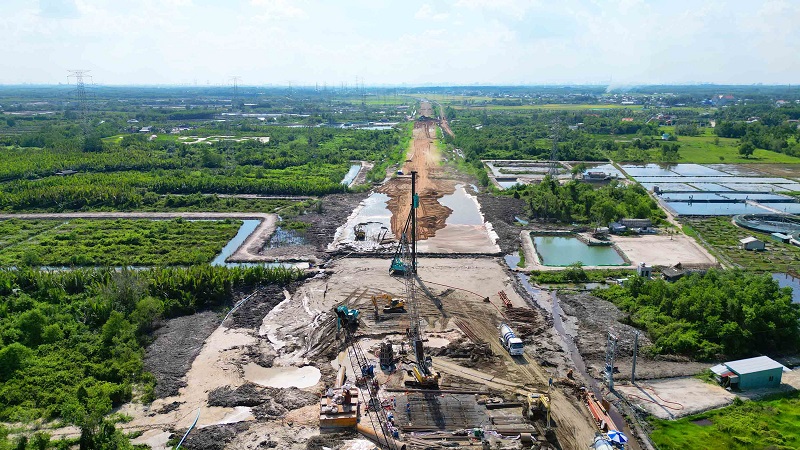 Construction du projet d'autoroute Ben Luc - Long Thanh.