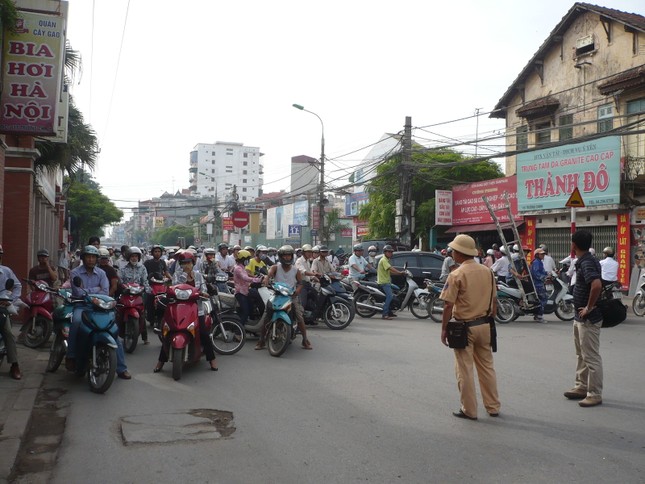 Hanoi: Fahrzeuge auf vielen Straßen in Tay Ho verboten, um ein Lichterfest zu organisieren. Foto 1