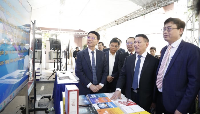 기술을 사용하여 국경 간 플랫폼에서 나오는 나쁜 정보와 유해한 정보를 퇴치하는 데 집중합니다.