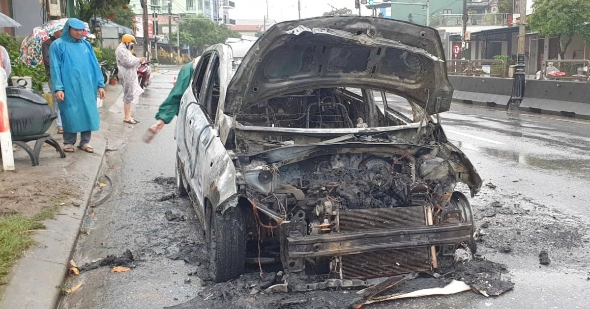 Deux voitures ont pris feu sur la route, le conducteur s'en est sorti sain et sauf