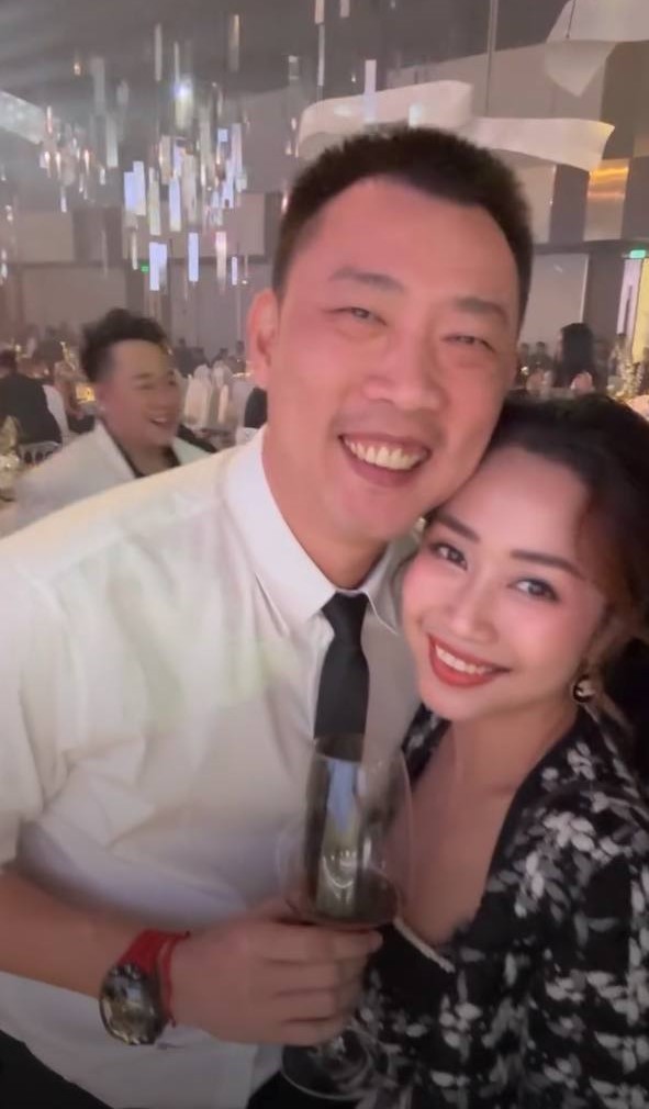 Thanh Van und ihr Mann zeigten sich bei Midus Hochzeit sehr liebevoll. Foto: Facebook des Charakters