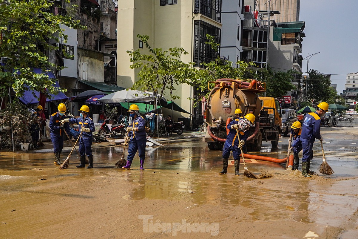 La gente a lo largo del Río Rojo limpia sus casas mientras el agua retrocede. Foto 22