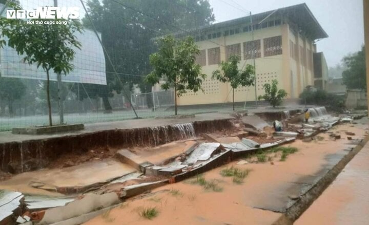 Mưa lũ kéo sập tường trường học ở Hà Tĩnh. (Ảnh: CTV)