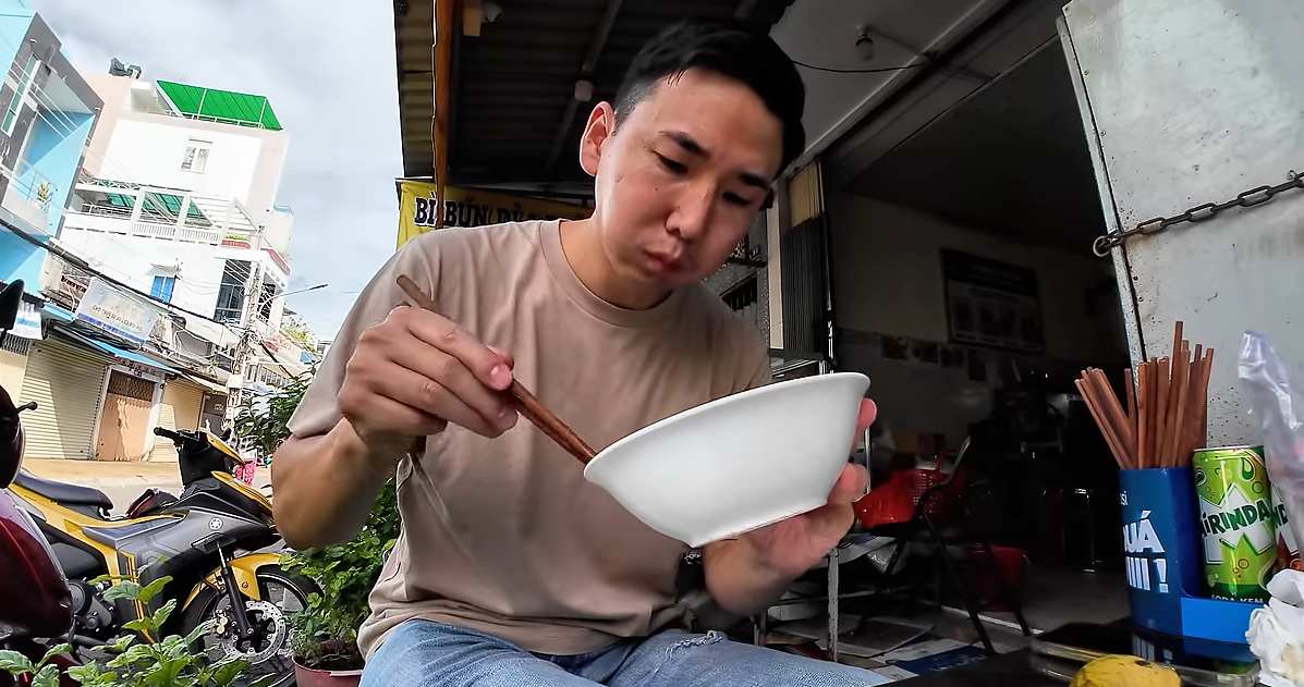 Japanese tourists try strange dish in Ben Tre for the first time, praise it as easier to eat than grilled pork vermicelli