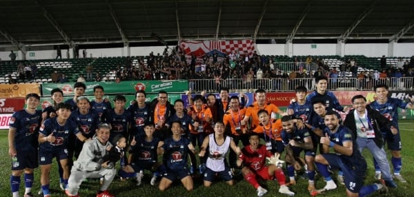 Le club Nam Dinh est en tête du classement, le club Hoang Anh Gia Lai remporte sa première victoire