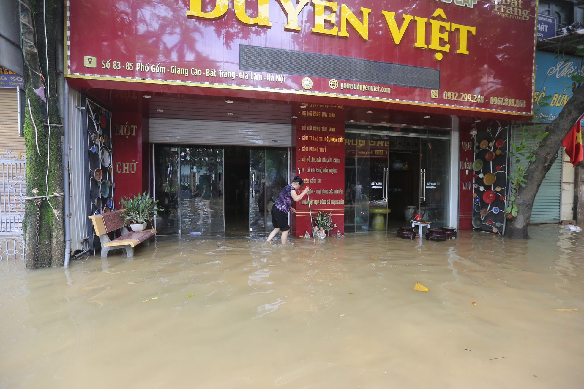 Tiểu thương làng gốm Bát Tràng thiệt hại nửa tỷ đồng sau trận ngập lụt ảnh 9