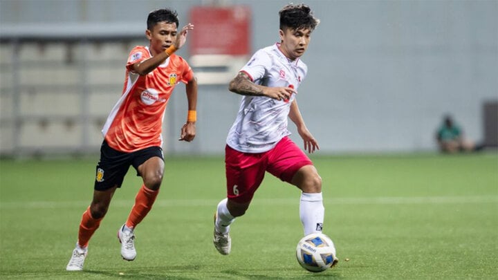 Hai Phong Club (white shirt) lost their first match in the AFC Cup.