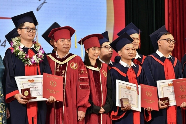 Por primera vez, la Universidad de Ciencia y Tecnología de Hanoi tiene dos estudiantes destacados que se gradúan con calificaciones perfectas.