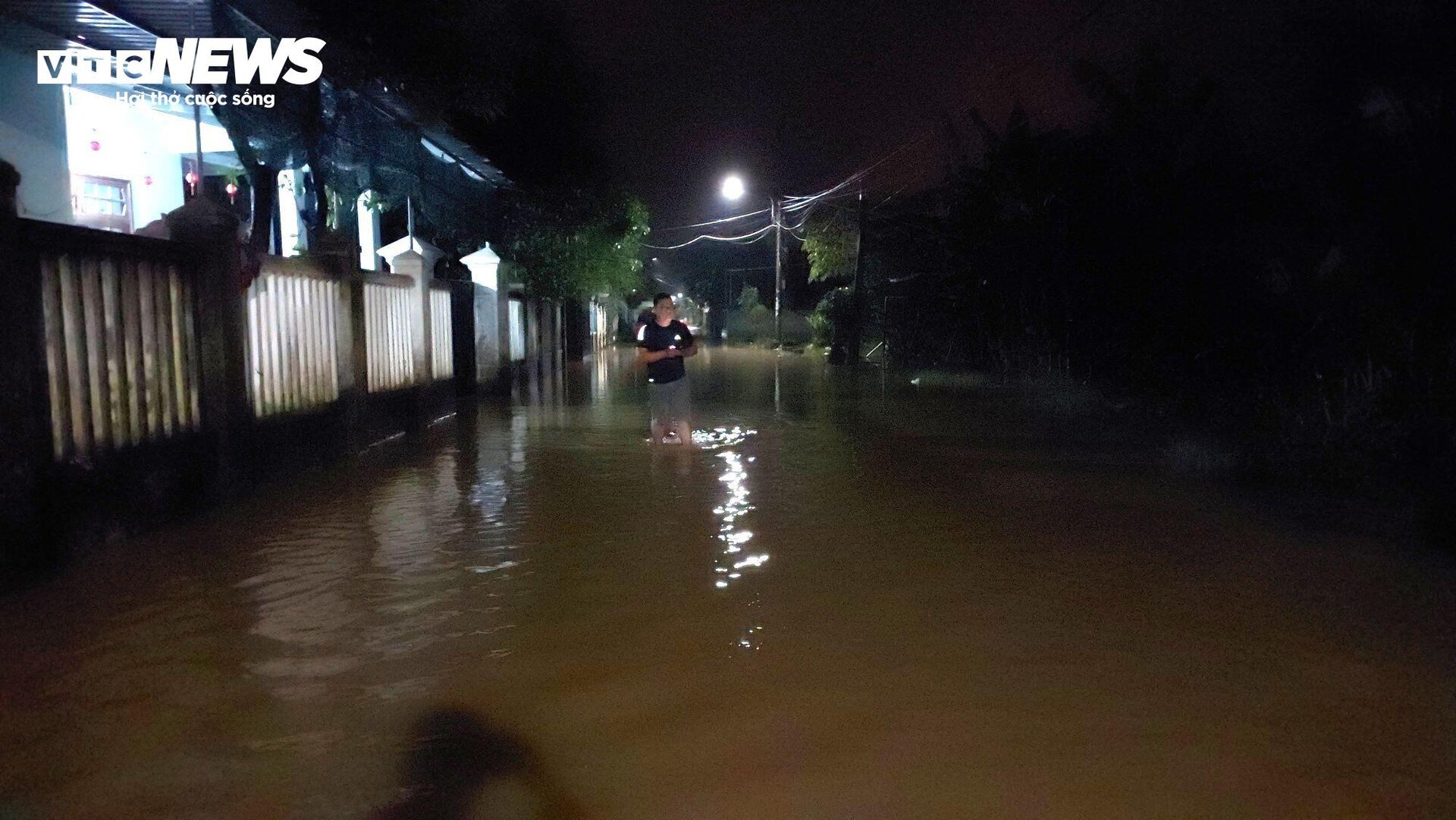 Hochwasser sperrte um Mitternacht die Nationalstraße 14G, die Bewohner von Da Nang beeilten sich, ihre Autos zu parken - 7