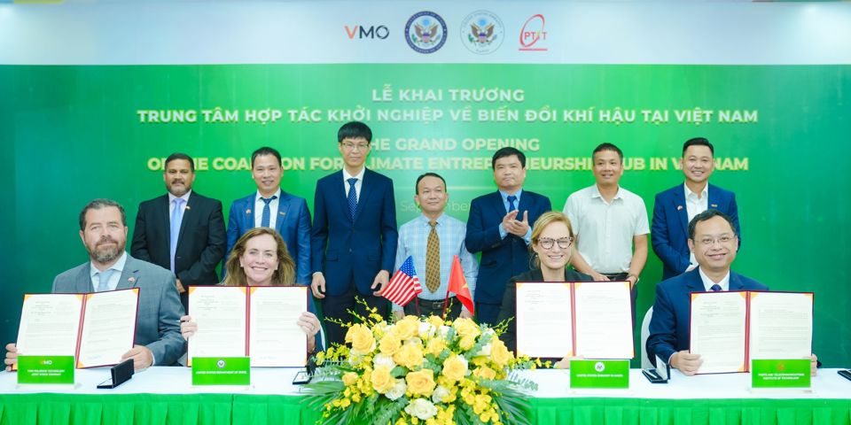 Cérémonie de signature d'un protocole d'accord entre le Département d'État américain, PTIT et VMO Holdings sur l'ouverture du Centre de coopération entrepreneuriale sur le changement climatique (CCE Hub) au Vietnam. Photo : Ambassade des États-Unis au Vietnam