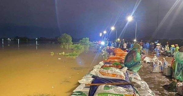 Dân Bắc Ninh đắp đê 2 ngày 3 đêm, ai cũng mệt, lên mạng kêu gọi, ngàn người ào đến xắn tay