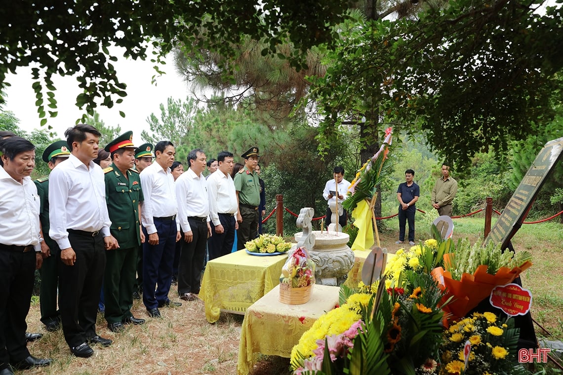 ผู้นำหมู่บ้านฮาติญจุดธูปเทียนที่สุสาน Truong Son และ Road 9