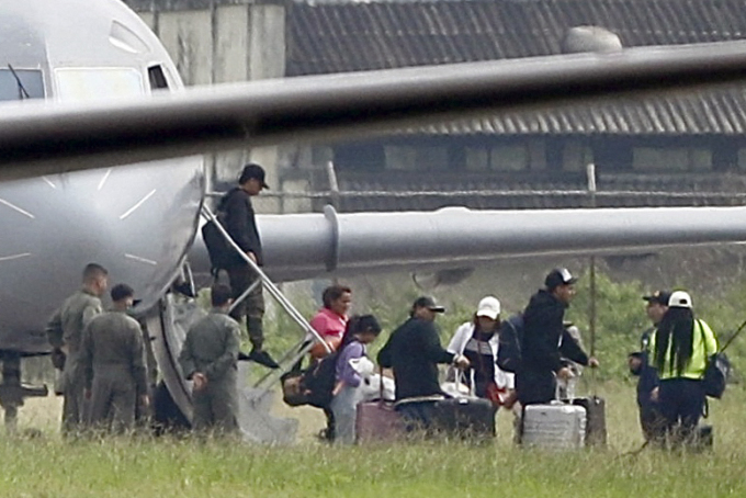 The family of gang leader Fito leaves an Argentine air force plane at the airport in Guayaquil, Ecuador on January 19. Photo: AFP