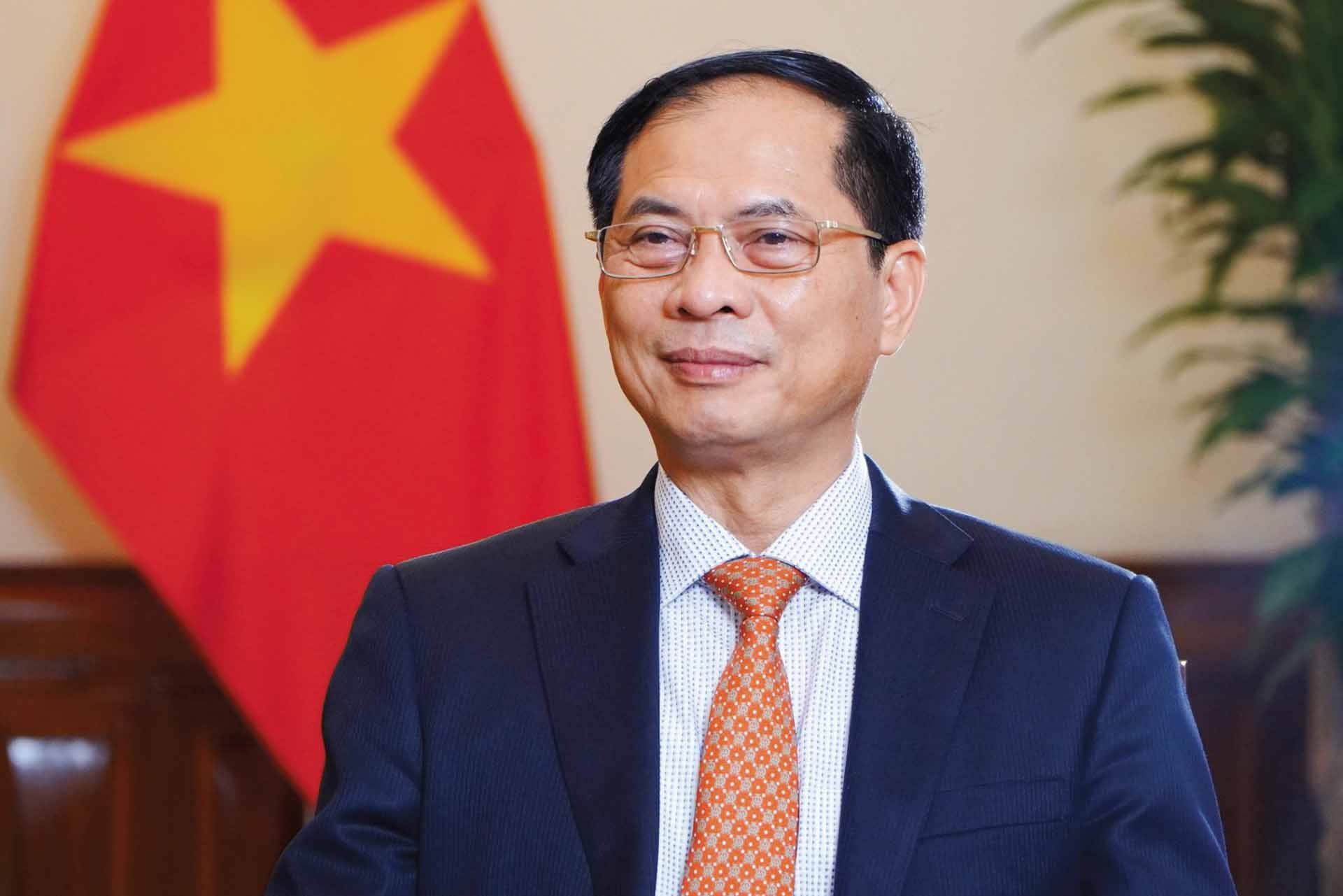 Ministro de Asuntos Exteriores, Bui Thanh Son.