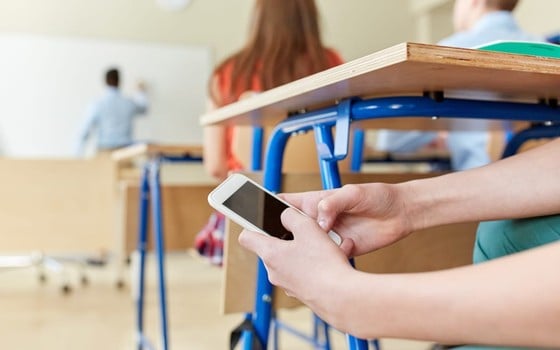 Los estudiantes se distraen cada vez más durante las clases usando sus teléfonos. Foto: RNZ