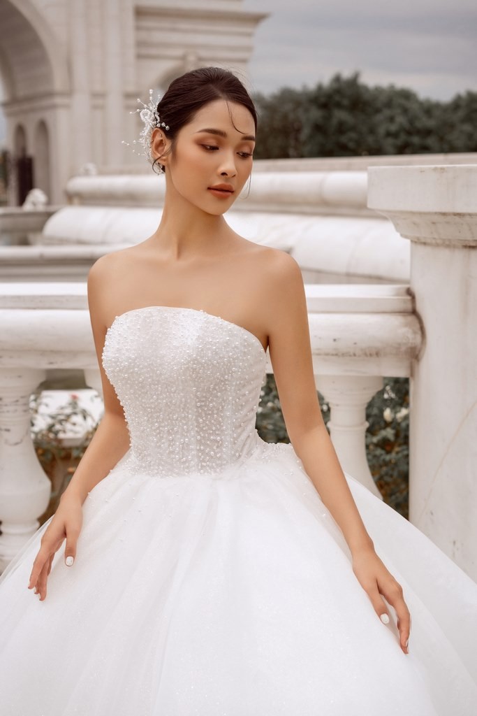 Váy công chúa cúp ngực luôn là mẫu thiết kế được các nàng dâu ưa chuộng trong ngày trọng đại của mình.