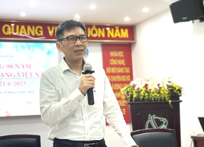 El Sr. Nguyen Viet Dung, Director del Departamento de Ciencia y Tecnología de Ciudad Ho Chi Minh, compartió información sobre el gasto social en ciencia y tecnología en la tarde del 19 de junio. Foto: Ha An