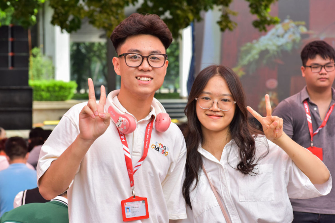 Estudiantes de la Universidad Tecnológica de Hanoi radiantes el día de la inauguración. Foto: HUST