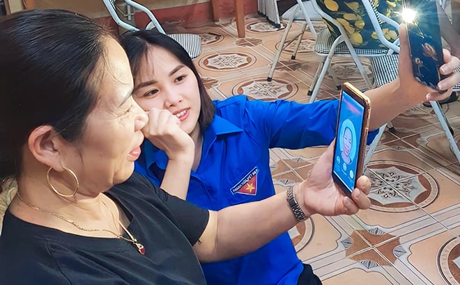 Yen Binh town Youth Union supports people to install digital applications.