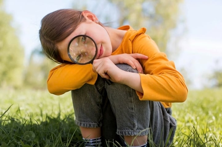 1. “Tu trabajo es estudiar”: Los niños destacados suelen estar demasiado centrados en sí mismos. Centrarse sólo en los logros personales puede hacerlos egoístas y limitar su desarrollo general. Sin embargo, los niños necesitan comprender que el valor no sólo reside en el rendimiento académico, sino también en la capacidad de contribuir a la comunidad. La Sra. Wallace recomienda que los padres asignen a sus hijos una tarea voluntaria, ya sea ayudar a otros o simplemente estar atentos a los vecinos. Esto ayuda a los niños a comprender que hay más cosas y más formas de contribuir a la comunidad que sólo buenas calificaciones. (Foto: Freepik).