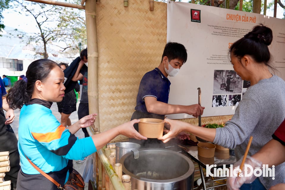 មហោស្រពវប្បធម៌ម្ហូបអាហារហាណូយឆ្នាំ 2024៖ ការកកស្ទះផ្លូវដោយសារមនុស្សរាប់ពាន់នាក់មកពិធីបុណ្យ - រូបថត 4