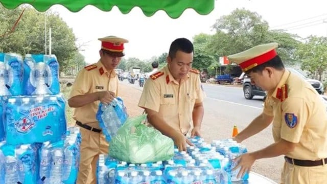 CSGT Bình Phước làm tốt công tác hỗ trợ người dân về quê dịp Quốc khánh