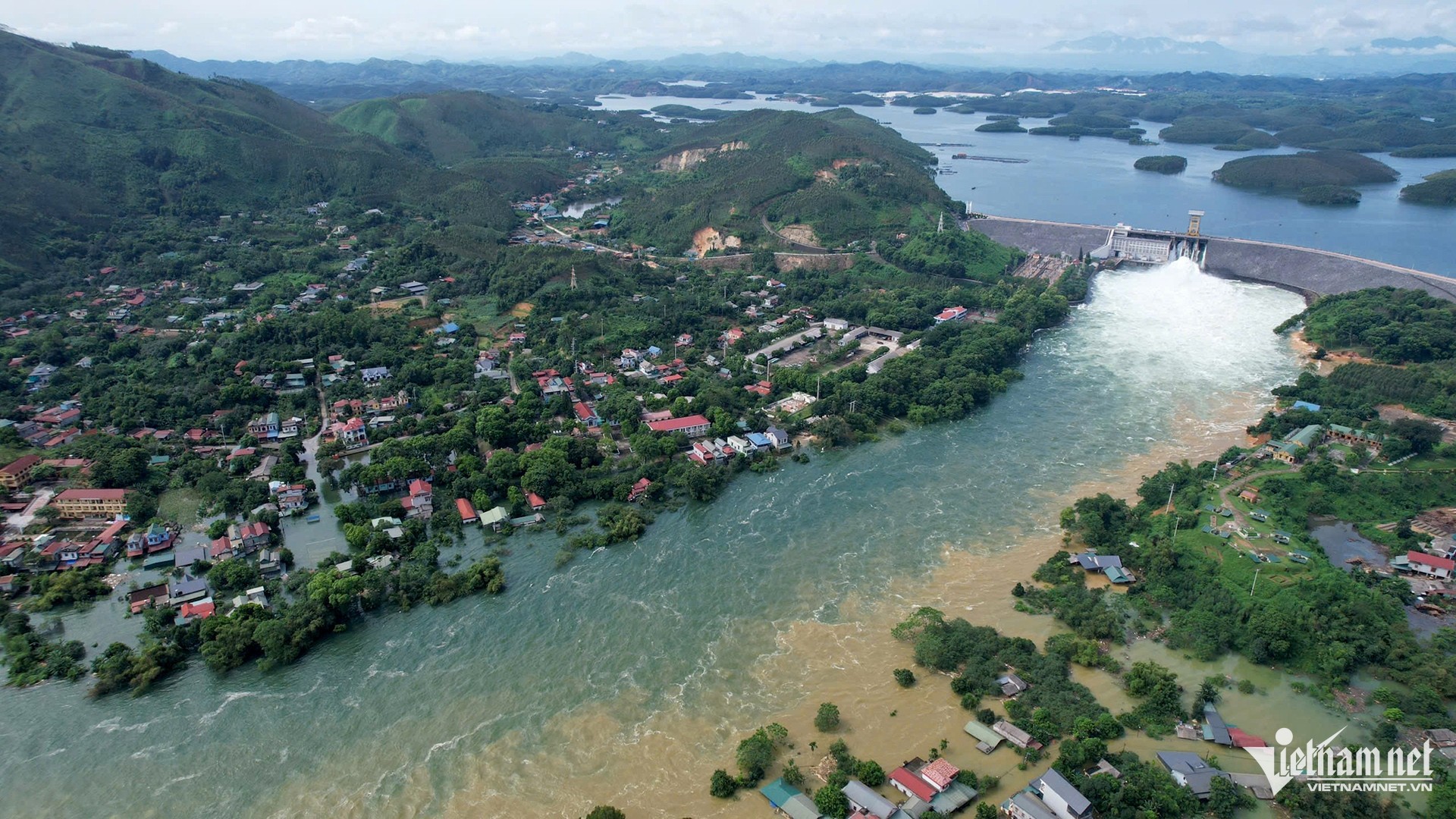 Última imagen del lago hidroeléctrico Thac Ba desde arriba (foto 7)