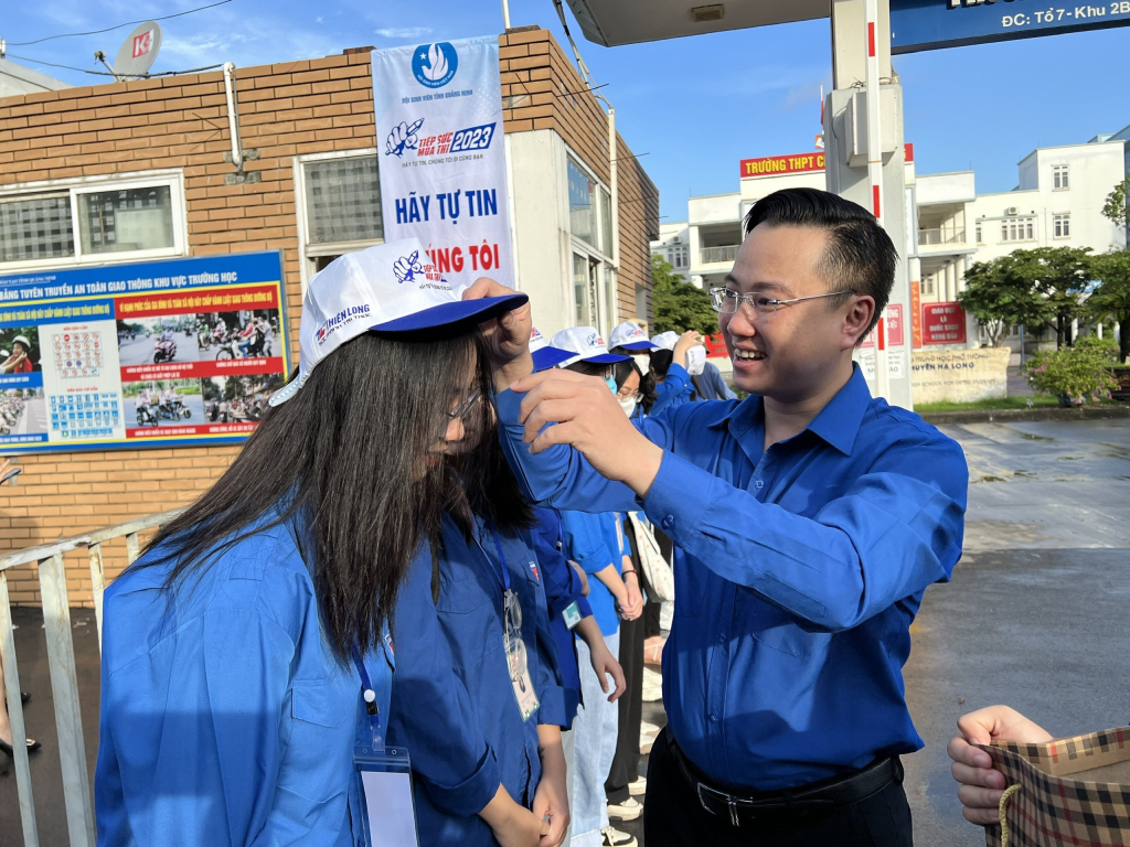 Le camarade Hoang Van Hai, secrétaire de l'Union provinciale de la jeunesse de Quang Ninh, a offert des cadeaux à l'équipe de soutien aux examens sur le site d'examen du lycée spécialisé de Ha Long.