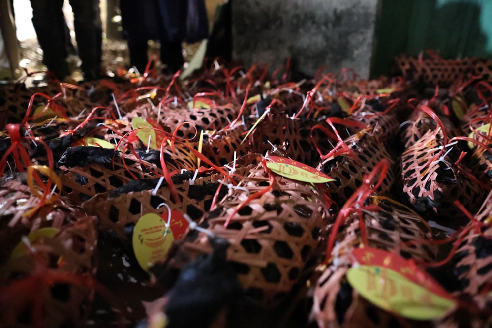 La légende raconte que le village de Xuan O vénère son dieu tutélaire avec un poulet noir. Les habitants des environs apportent des poulets noirs au marché d'O pour les vendre. Tout le monde veut que ses poulets soient achetés pour vénérer le dieu tutélaire du village et rivalise pour les vendre à bas prix pour porter chance.