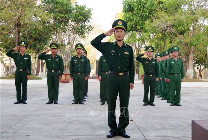 다크락 국경 경비대 주둔지에서 성스러운 새해 깃발 경례식