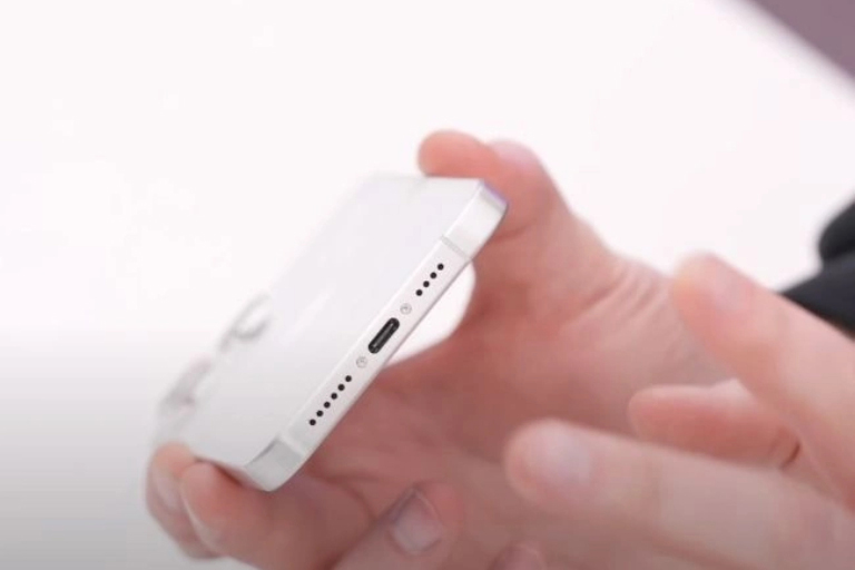 Nguyên mẫu iPhone 15 Pro Max xuất hiện với cổng USB-C - Ảnh 2.