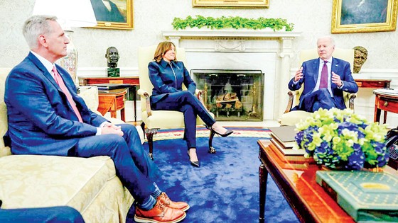 US President Joe Biden and Vice President Kamala Harris (center) negotiate the debt ceiling with US House Speaker Kevin McCarthy. Photo: AP