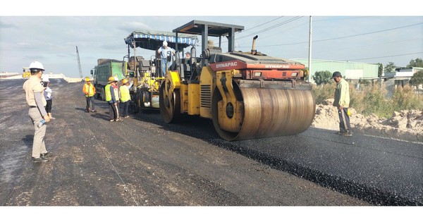 Se completó la pavimentación asfáltica de un tramo de 250 m que conecta las autopistas Ben Luc y Trung Luong