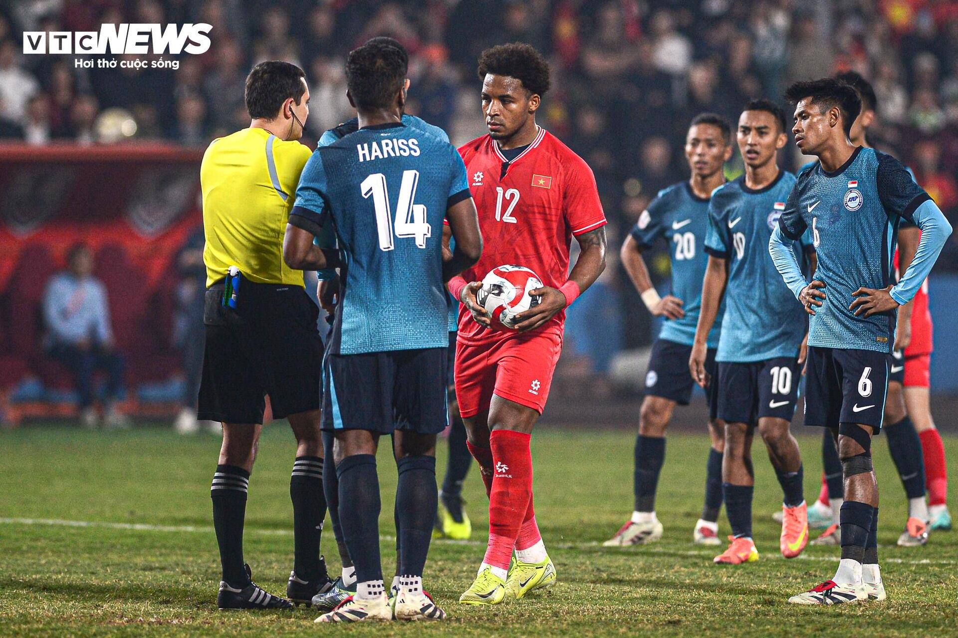 Gros plan de Xuan Son déchirant son maillot et son filet contre Singapour pour amener l'équipe vietnamienne en finale - 8