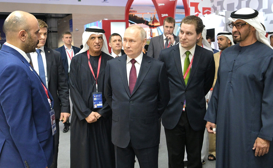 Le président russe Vladimir Poutine (au centre) et le président des Émirats arabes unis (à droite), Cheikh Mohamed bin Zayed Al Nahyan, en marge du Forum économique international de Saint-Pétersbourg, le 16 juin. Photo : GETTY IMAGES