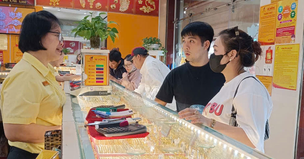 Gold prices skyrocket, Ho Chi Minh City residents have money but cannot buy