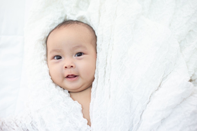 Mothers should bathe quickly and dry with a soft cotton towel to avoid losing the moisturizing oil layer on the baby's skin in cold weather. Illustration: Freepik