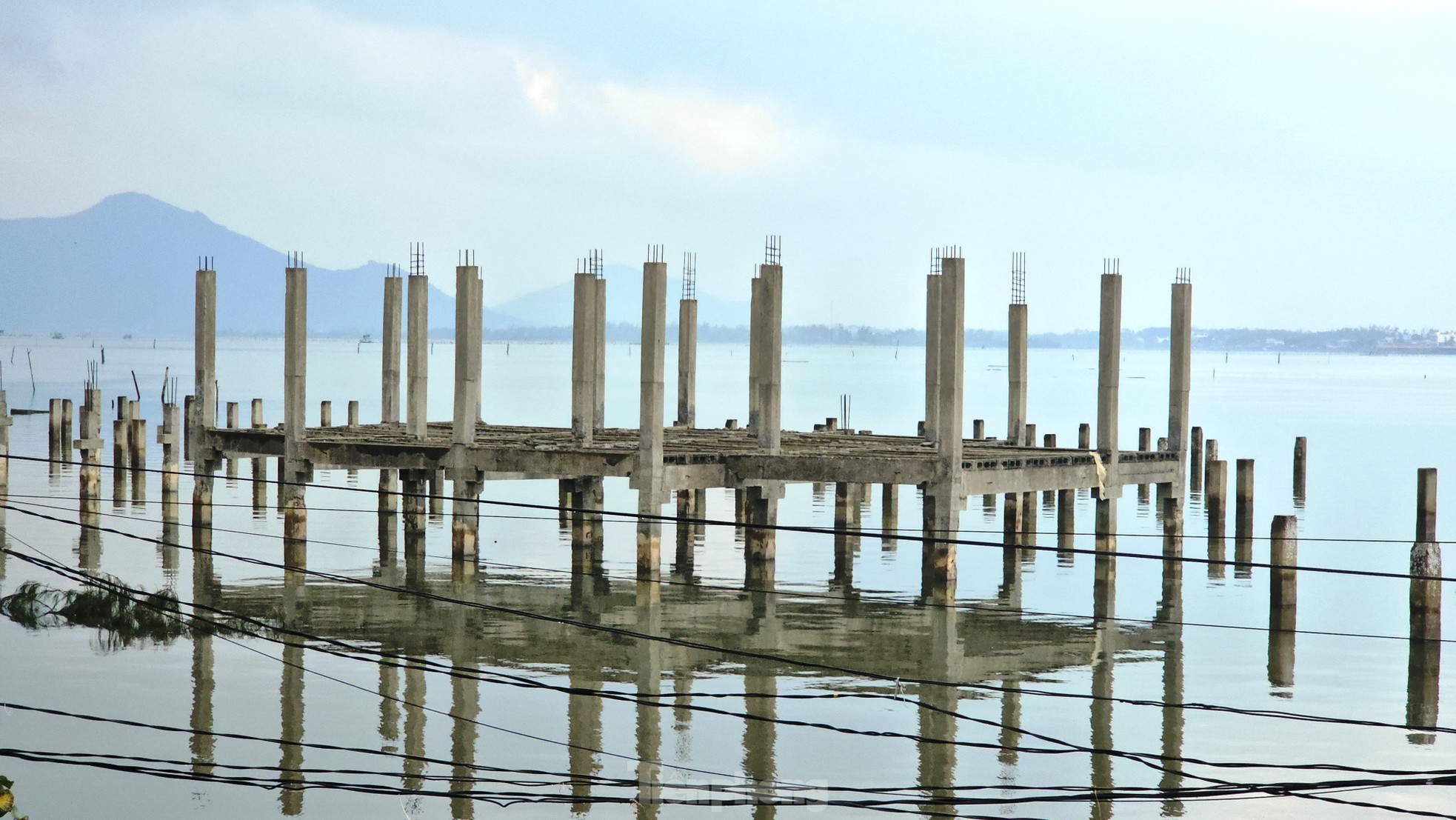 Extraño y desordenado campo de estacas en medio de la laguna Lap An - Foto 6 de Lang Co