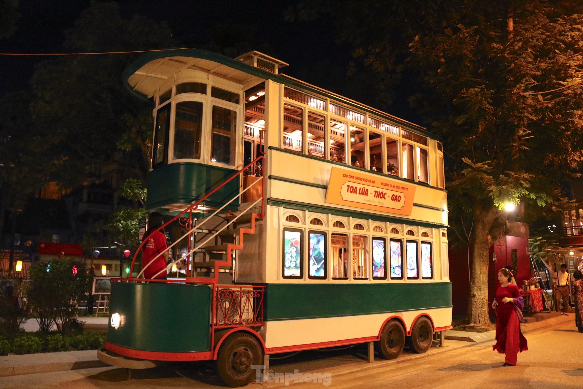 Les touristes apprécient le « train de retour dans le temps » lors de la « Truc Bach Night » photo 8