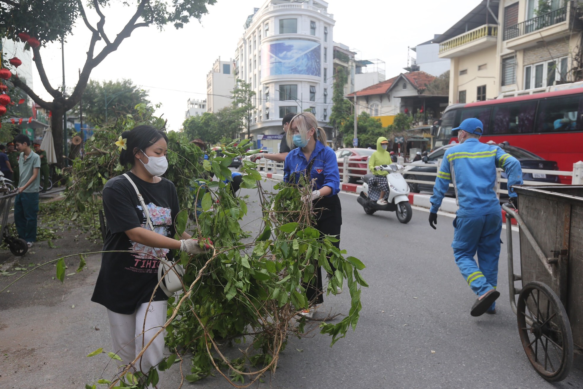 Les habitants de la capitale descendent dans la rue pour nettoyer l'environnement et surmonter les conséquences de la tempête n°3, photo 14