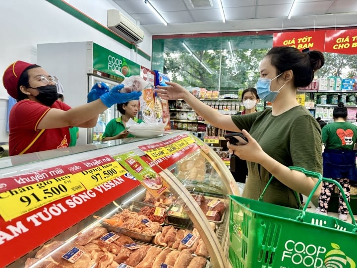 Kunden kaufen bei Co.op Food, Ha Do Apartmentgebäude, Nguyen Van Cong Straße, Go Vap ein.