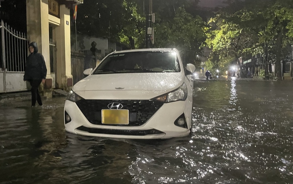 Nhiều chủ ô tô không kịp di dời khiến phương tiện bị mắc kẹt trong biển nước (Ảnh: Nhuận Thành).